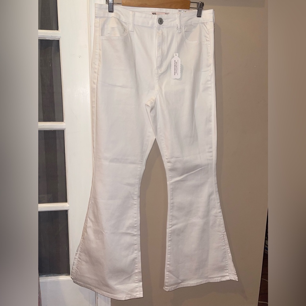 SO White high rise stretchy Flared Women pants jeans NWT size 15 32
